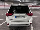 Mitsubishi Outlander 2.4 MIVEC PLUG-IN HYBRID 4WD Plus ... - Mitsubishi Outlander Plus mit Hybrid-Antrieb (Benzin/Elektro)