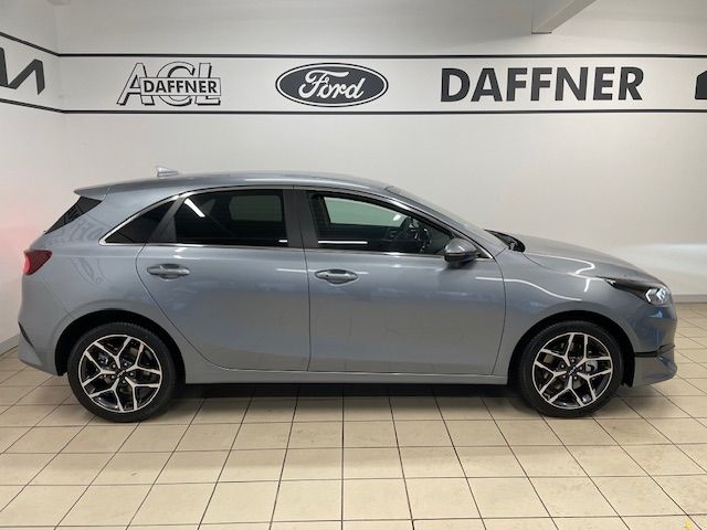 Fahrzeugabbildung Kia Ceed Ultimate Tempomat VerkehrszeichenERK Navi