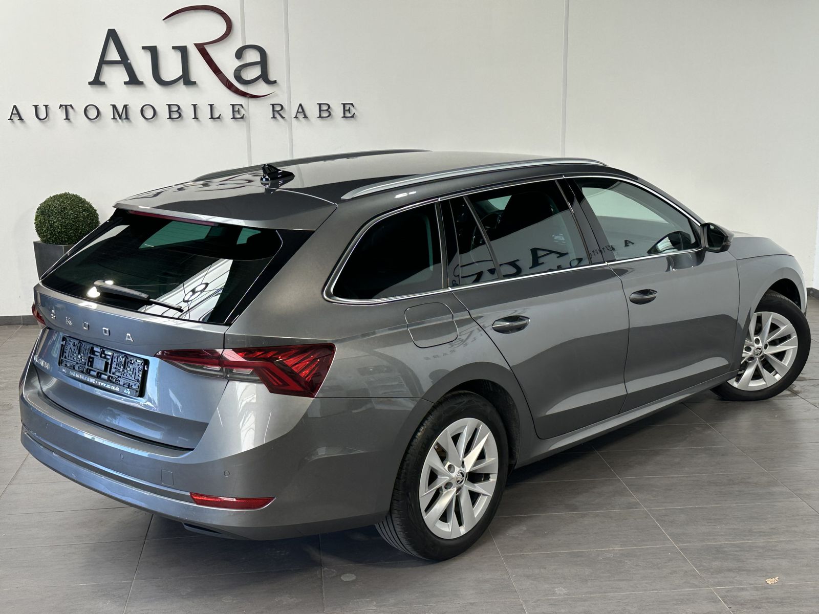 Fahrzeugabbildung SKODA Octavia Combi 2.0 TDI DSG Style NAV+MATRIX+AHK