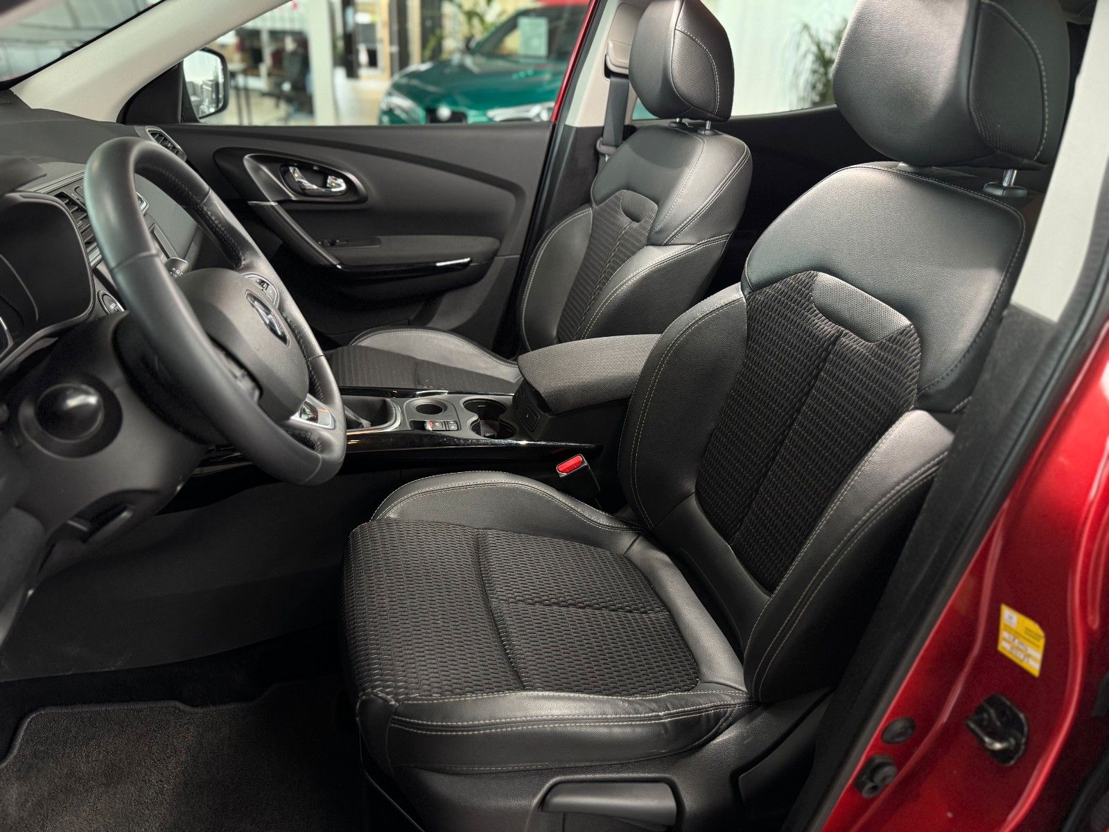 Fahrzeugabbildung Renault Kadjar 1.3 TCe 140 Limited "AHK Kamera DeLuxe"