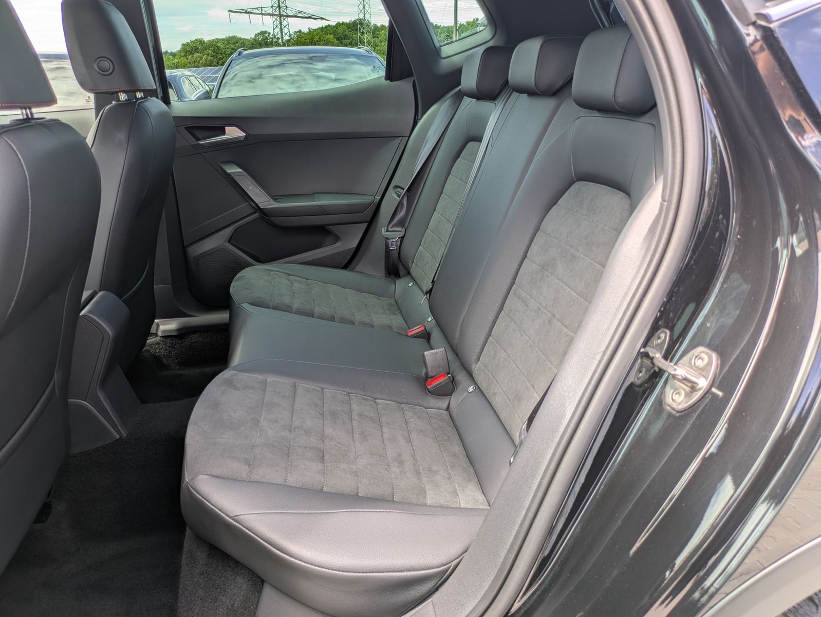 Fahrzeugabbildung SEAT Arona 1.0 TSI FR DSG AHK*ACC*LED*APP*DAB*KAMERA