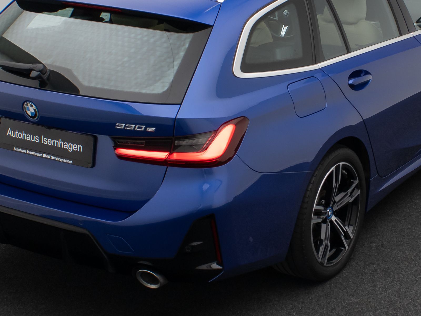 Fahrzeugabbildung BMW 330e xD  M Sport Panorama Kamera HUD DAB HiFi