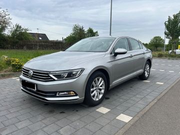 Volkswagen Passat - 1