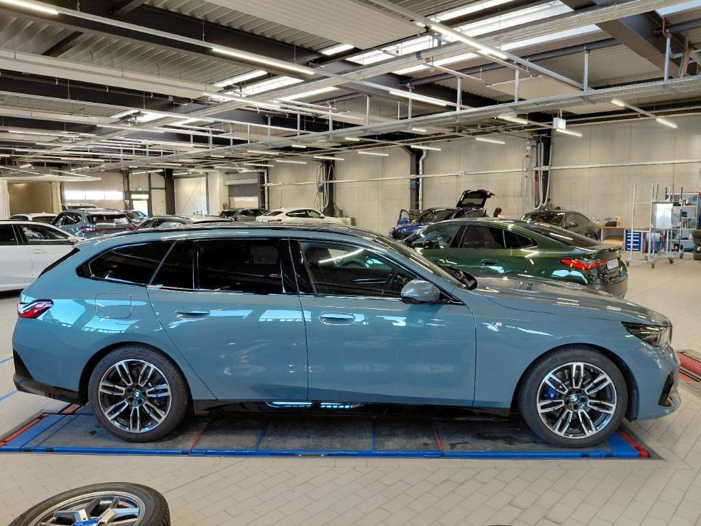 Fahrzeugabbildung BMW 520d xDrive Tour M Sport Pro Iconic Glow Stndhzg