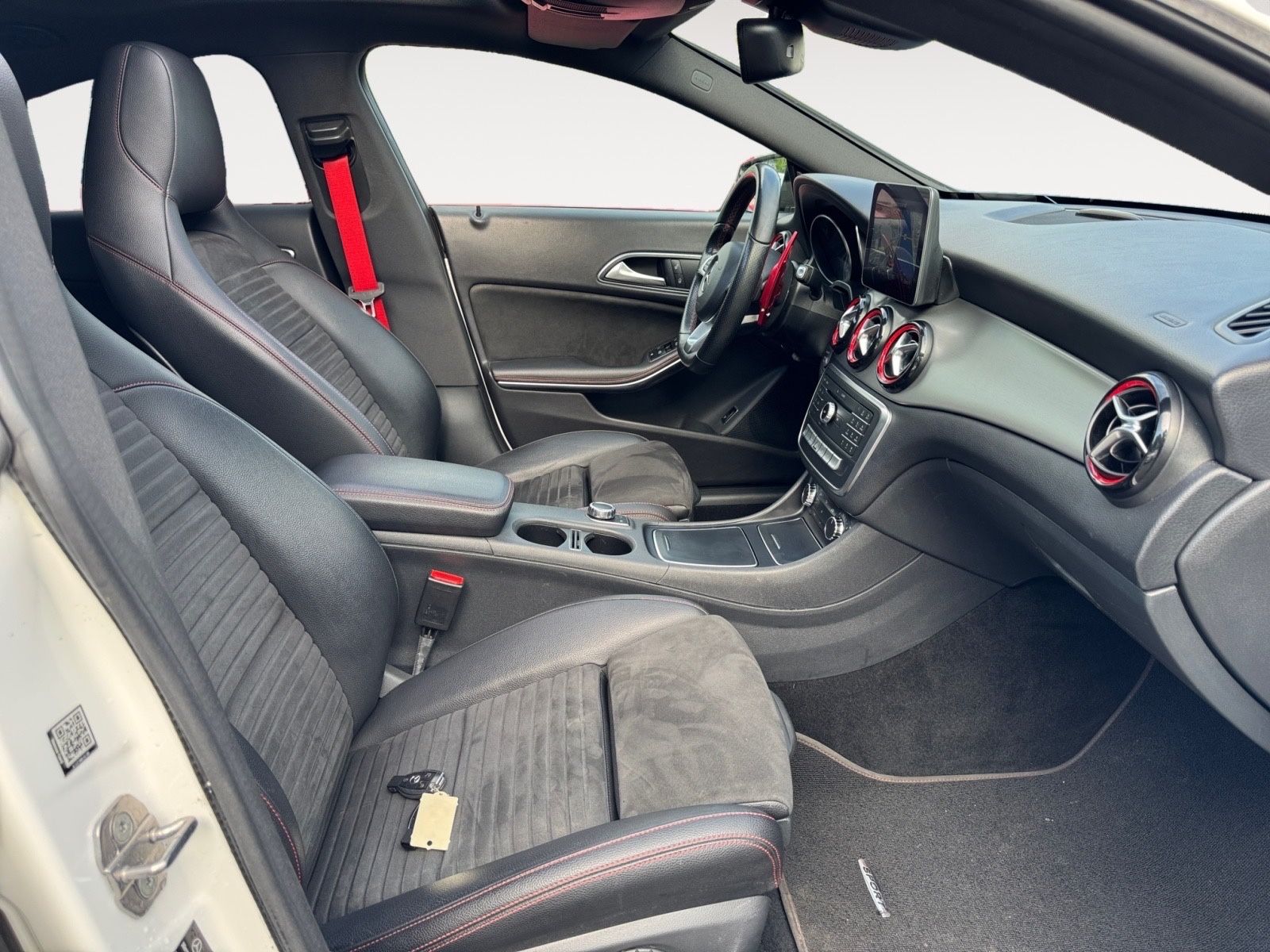 Fahrzeugabbildung Mercedes-Benz CLA 250 4Matic Sport AMG-Line Vollausstattung
