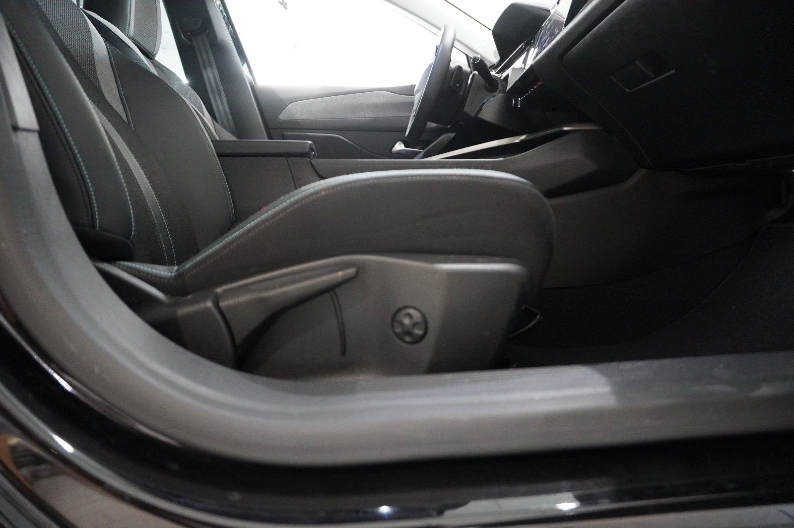Fahrzeugabbildung Peugeot 308 SW 1.5D ALLURE NAVI/LED/360°/SPORT/SH/VIRT.