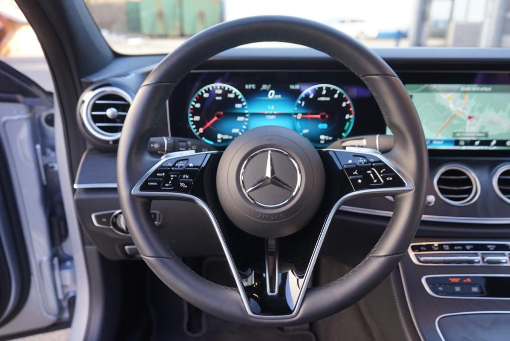 Fahrzeugabbildung Mercedes-Benz E 300 de T-Modell AMGLine + Avantgarde *PanoDach