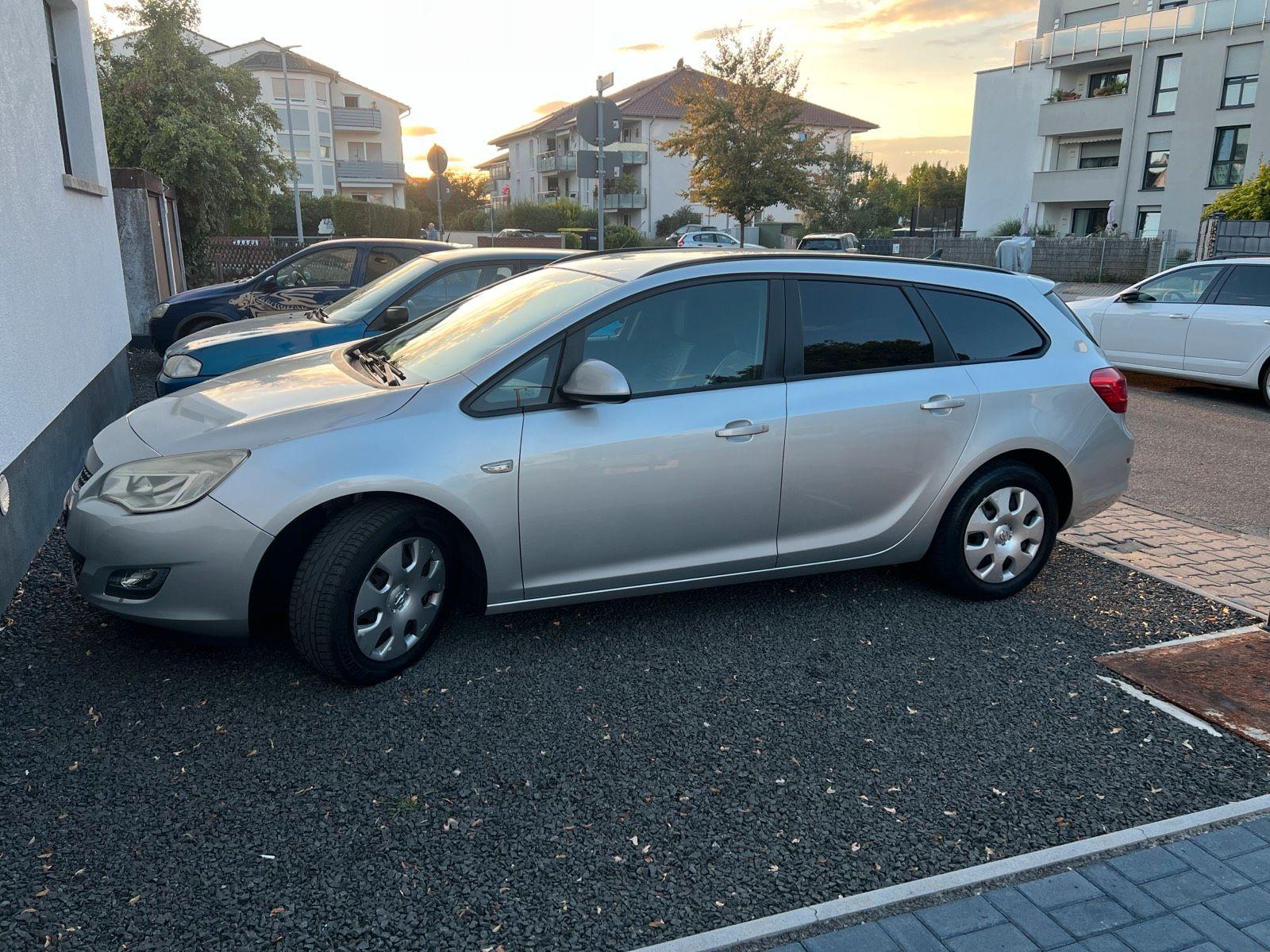 Opel Astra 2011 — photo 12