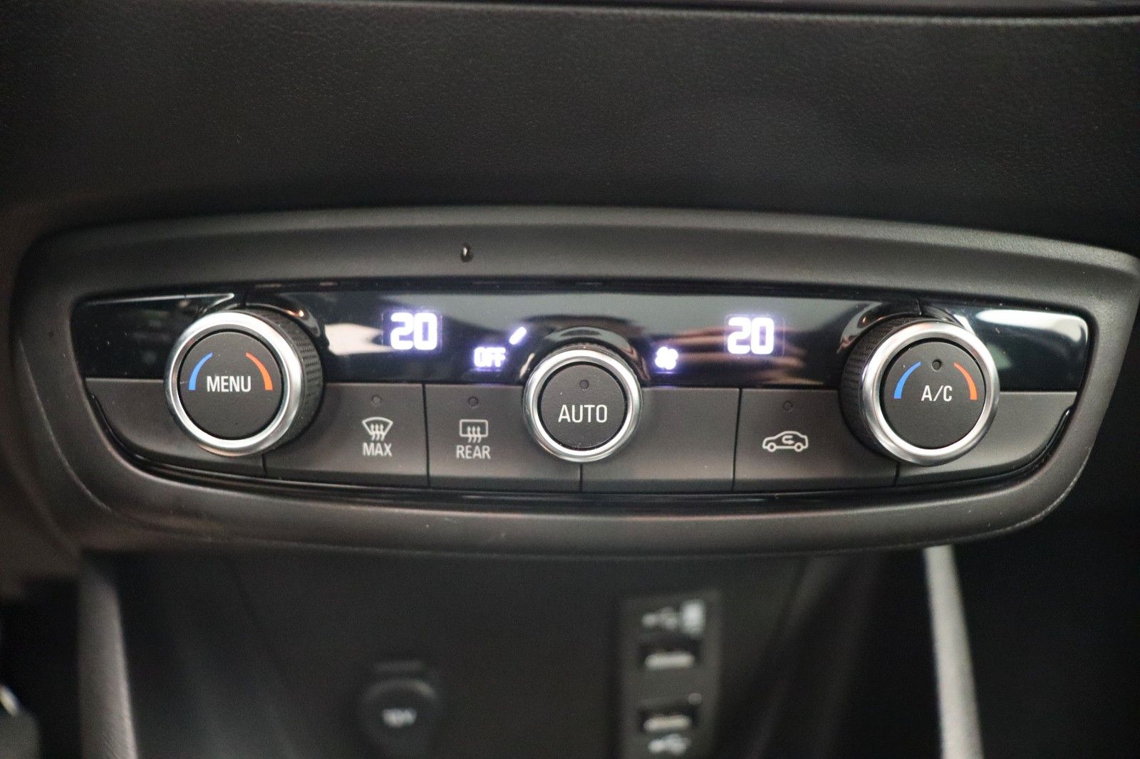 Fahrzeugabbildung Opel Crossland 1.2 Elegance PANO LED NAVI