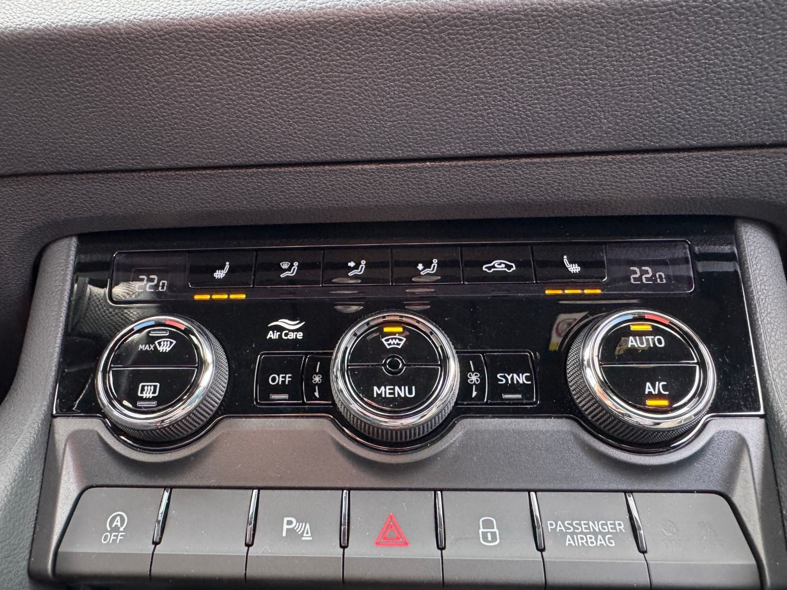 Fahrzeugabbildung SKODA Karoq Sportline 1.5TSI DSG*RFK*SideAss*AHK*eHeck