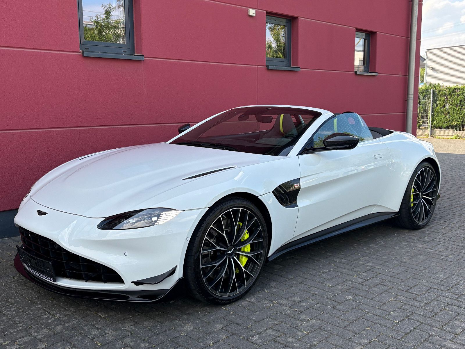 ASTON MARTIN V8 Vantage