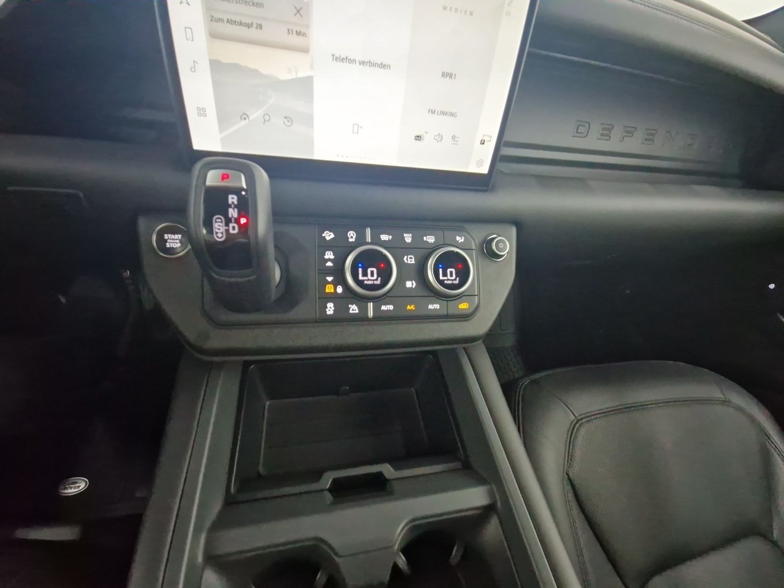 LAND ROVER Defender 90 Hard Top D250 X-Dynamic SE AHK – Bild 16