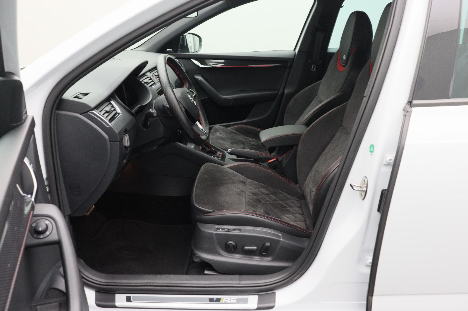 Fahrzeugabbildung SKODA Octavia Combi 2.0 RS60 4x4 1 of 1.959