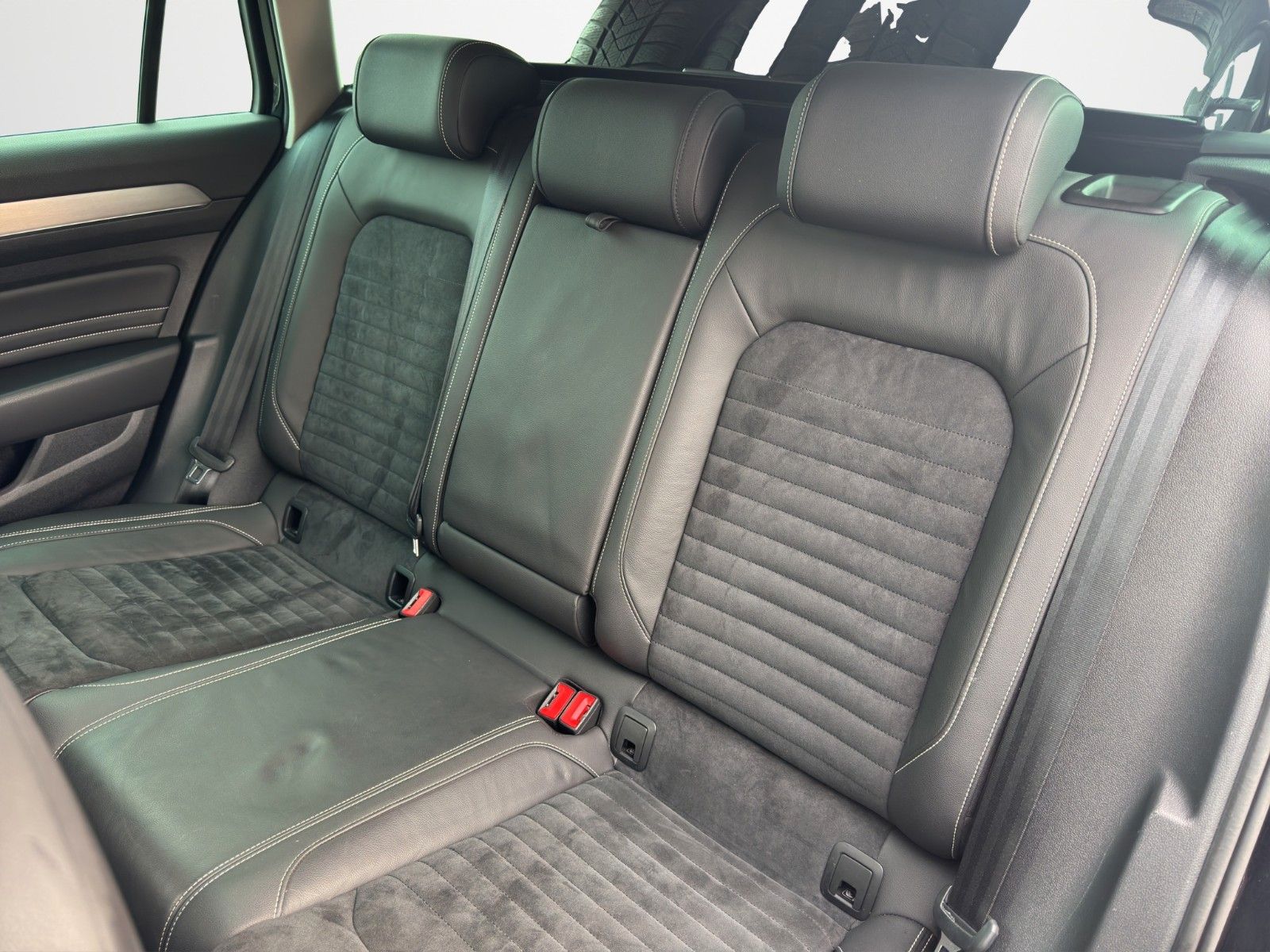 Fahrzeugabbildung Volkswagen PASSAT VAR. 2.0 TDI 200PS R-LINE 18" MATRIX DCC