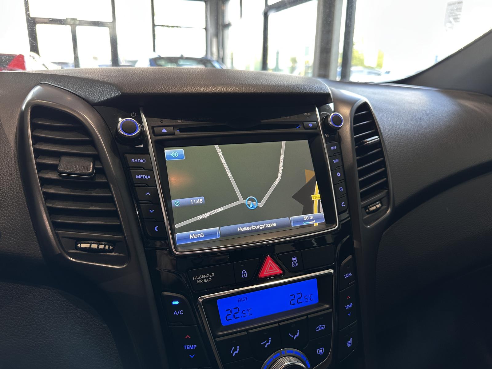 Hyundai i30 Turbo *1. HAND, NAVI, RFK, SCHECKHEFT*