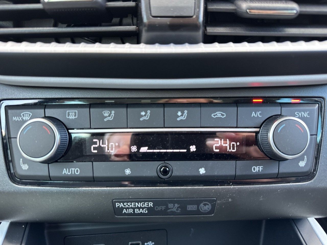 Fahrzeugabbildung SEAT Arona Road Edition 1.0 TSI 116PS 6-Gang - mit KI generiert/bearbeitet