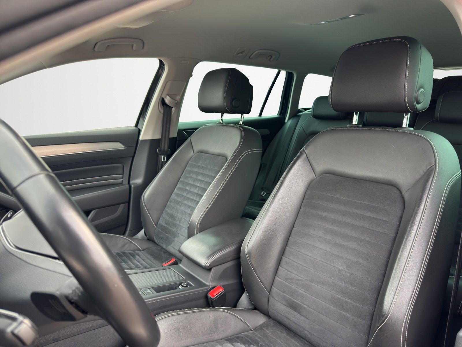 Fahrzeugabbildung Volkswagen PASSAT VAR. 2.0 TDI 200PS R-LINE 18" MATRIX DCC