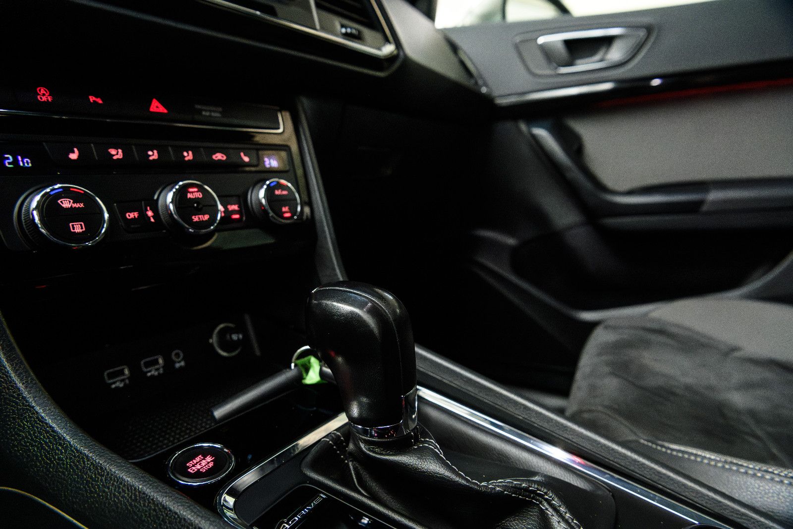 Fahrzeugabbildung SEAT Ateca Xcellence 4Drive +DSG+ Navi + AHK + Kamera