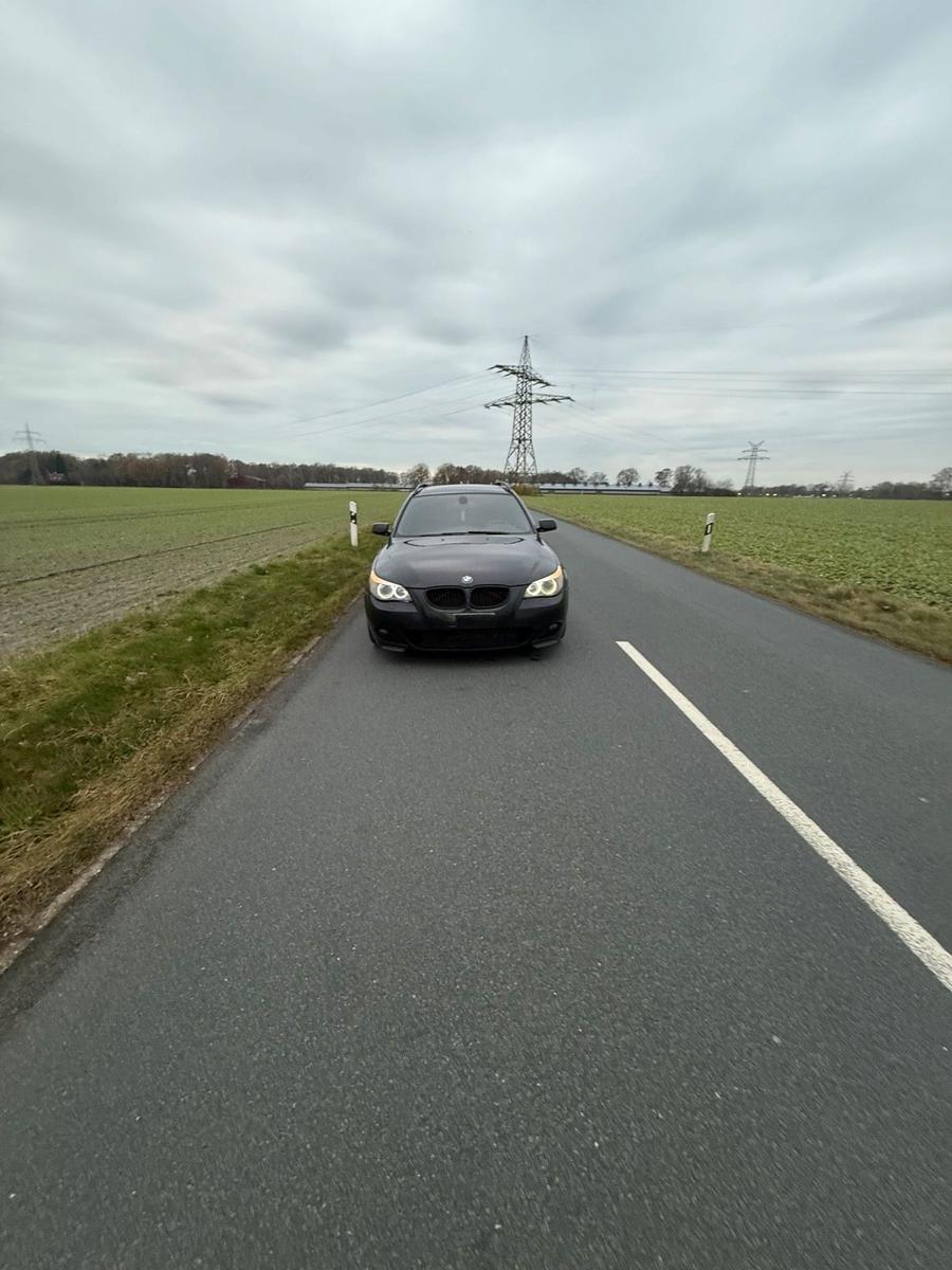 BMW 530 2005 — rear view
