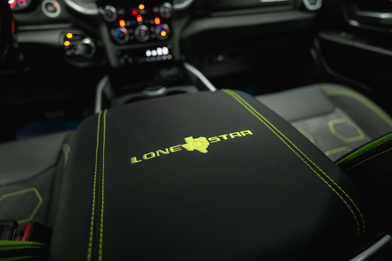 Fahrzeugabbildung Dodge RAM 5.7 V8 HEMI 4x4 OFFROAD Night-Paket LONGBED