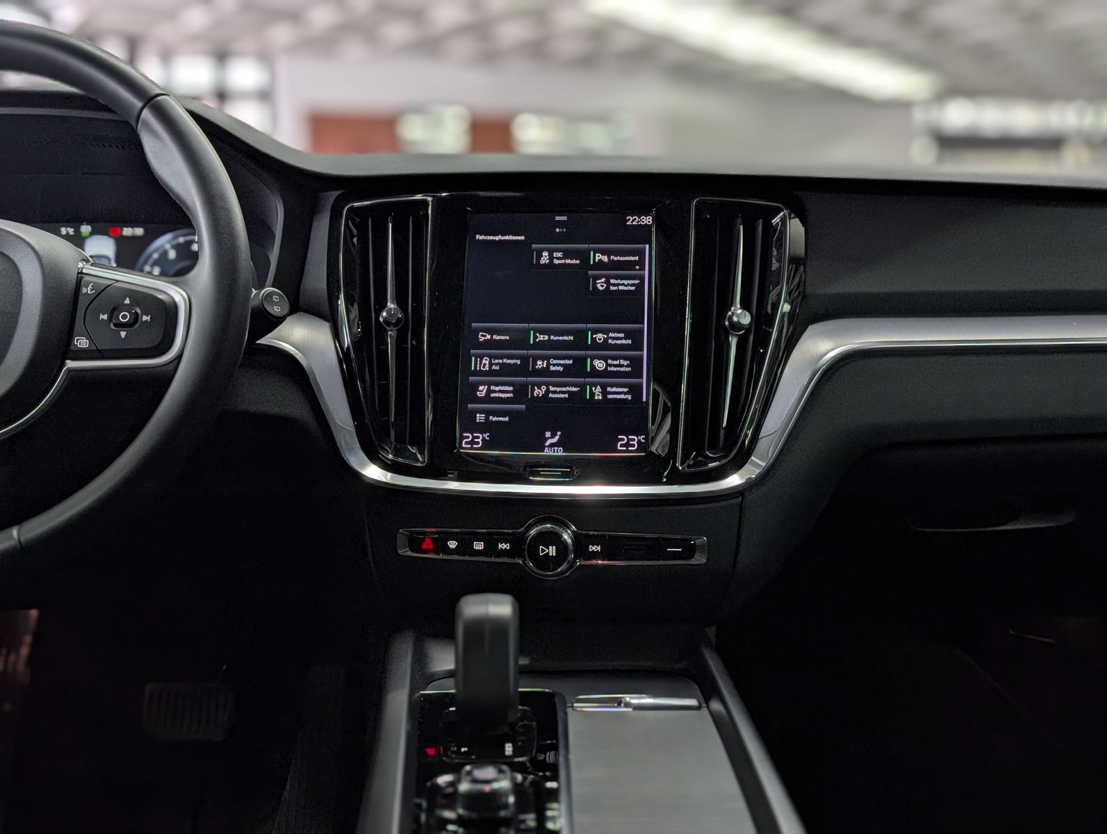 Fahrzeugabbildung Volvo V60 PANO H&K LED APP KAM VIRT 17" AHK-VORB. PERL