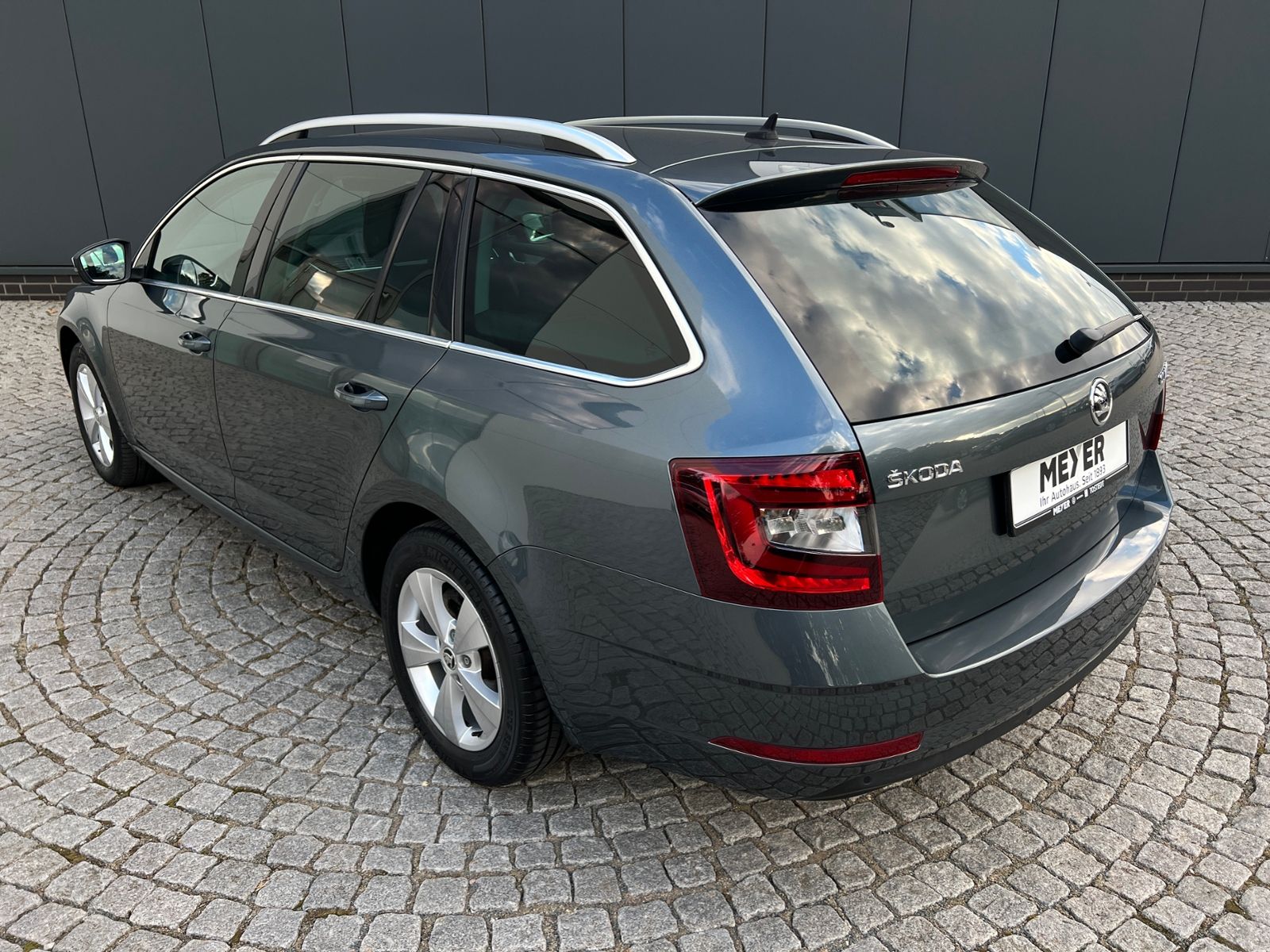 Fahrzeugabbildung SKODA Octavia Combi Style 1.5 TSI DSG ACT *Einparkhilf