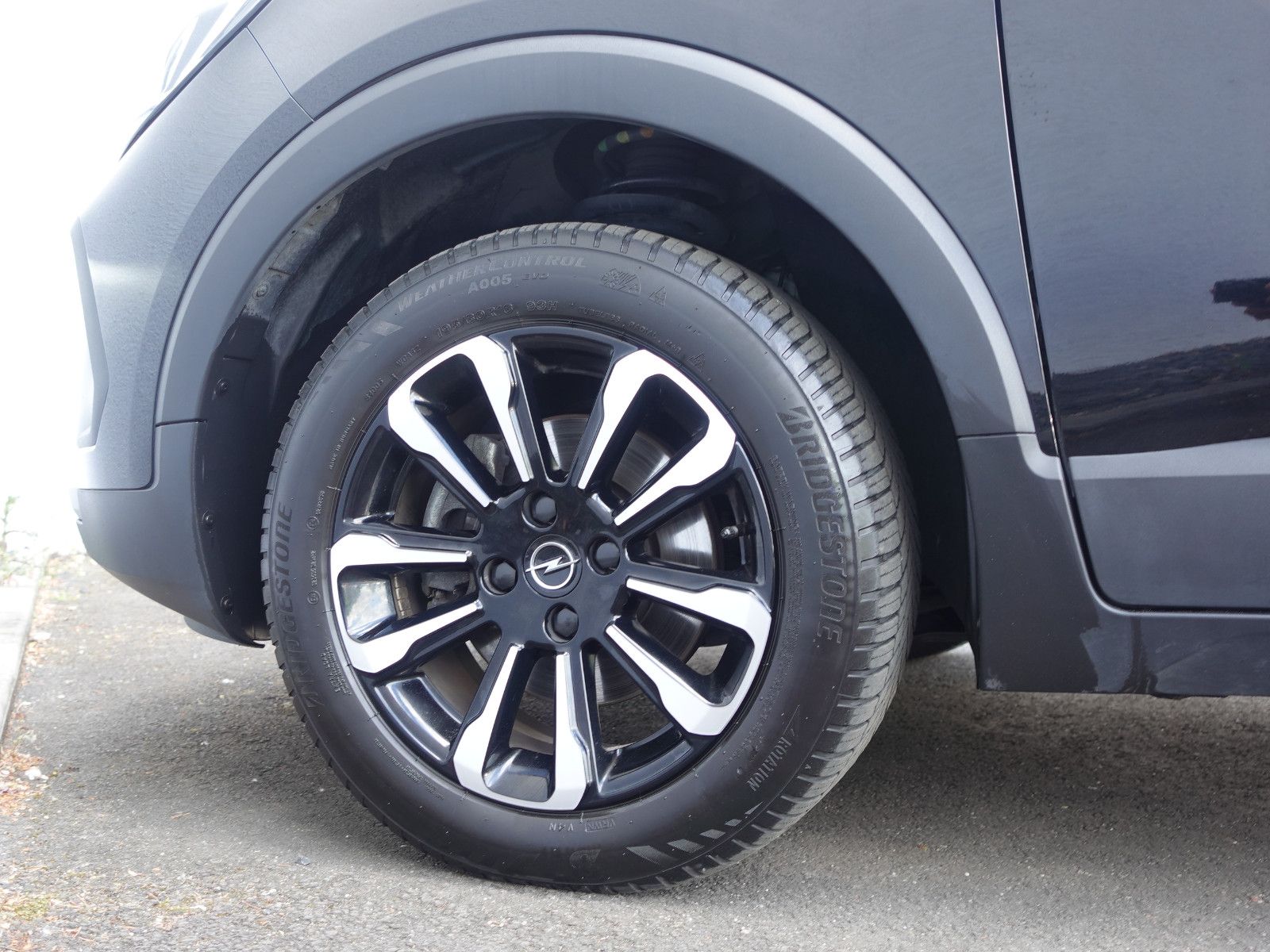 Fahrzeugabbildung Opel Crossland 1.2T AUTOMATIK,Navi,Pano,Allwetter,LED