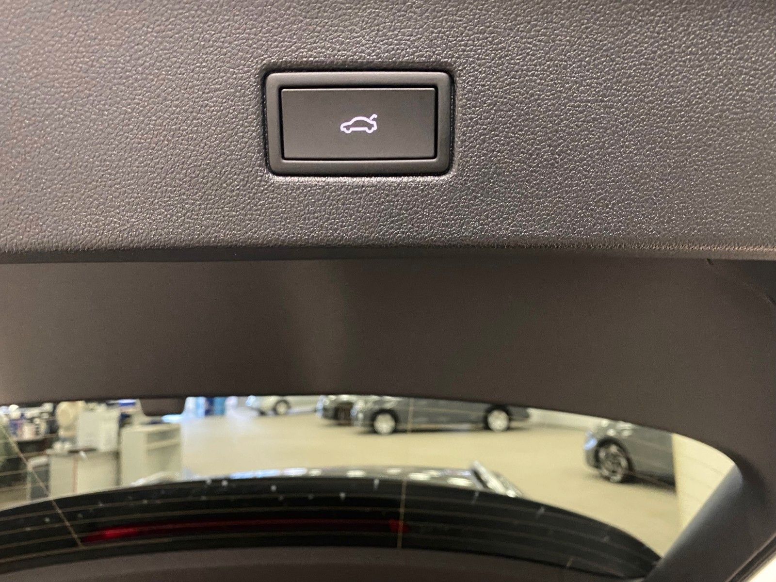 Fahrzeugabbildung Volkswagen T-Roc 1.5 TSI DSG R-Line+ACC+iQ Light MATRIX+18"