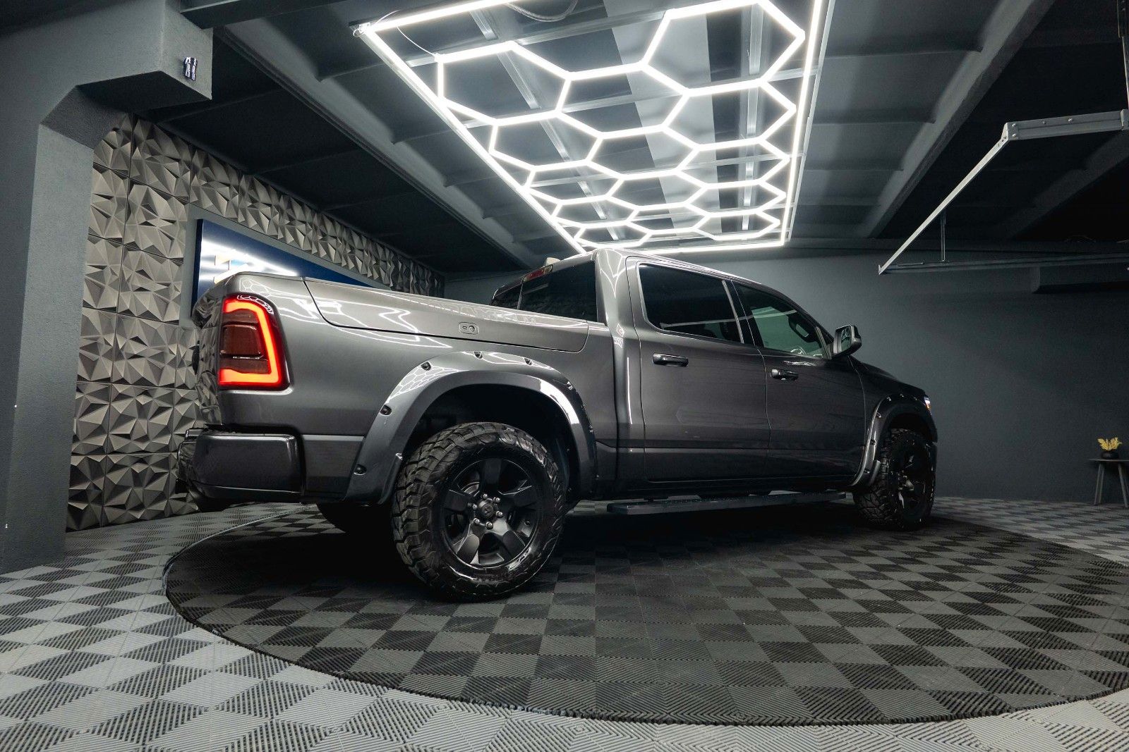 Fahrzeugabbildung Dodge RAM 5.7 V8 HEMI 4x4 NIGHT LARAMIE *RAM BOX*LED*