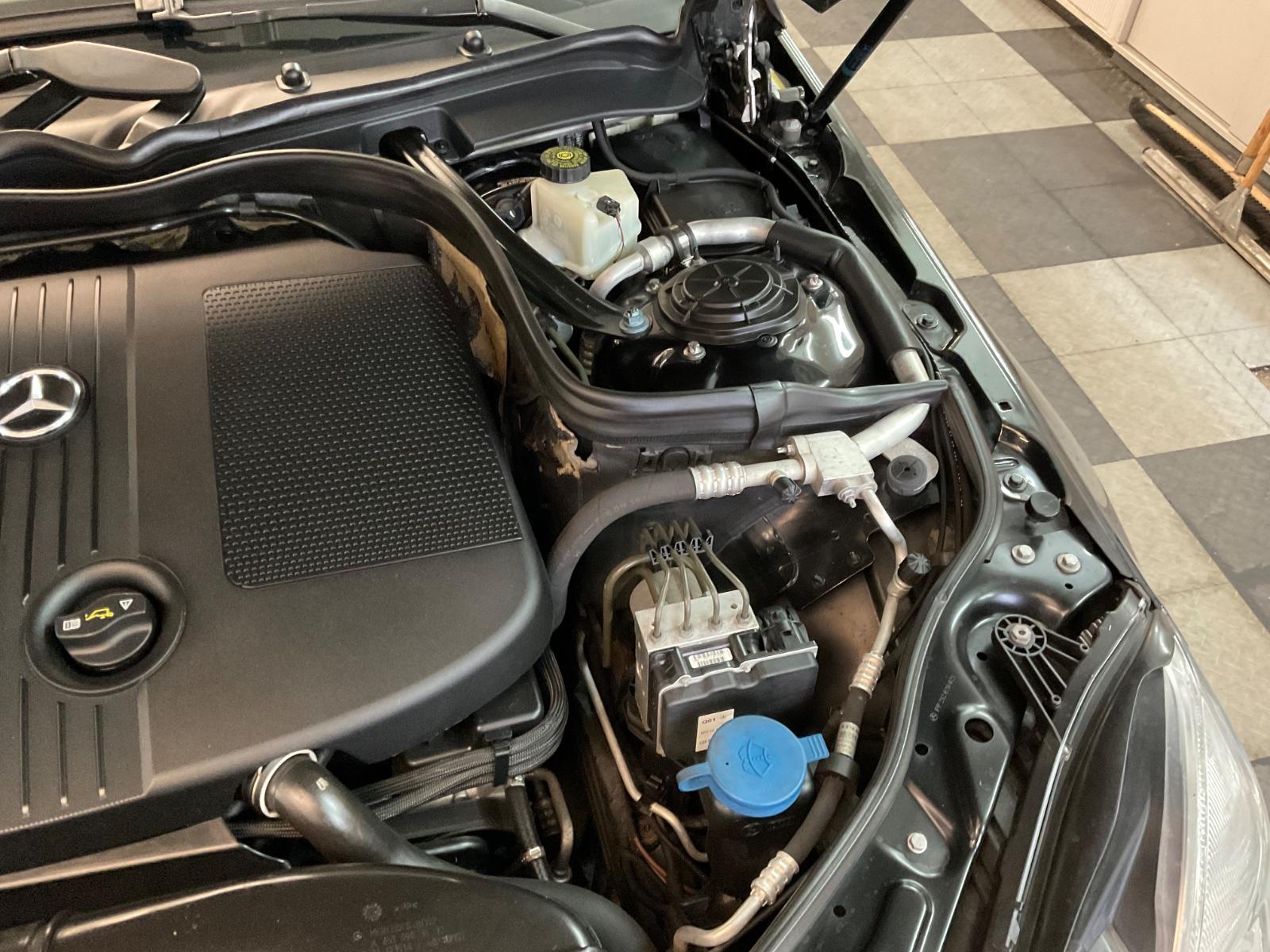 Mercedes-Benz E220 2011 — photo 41