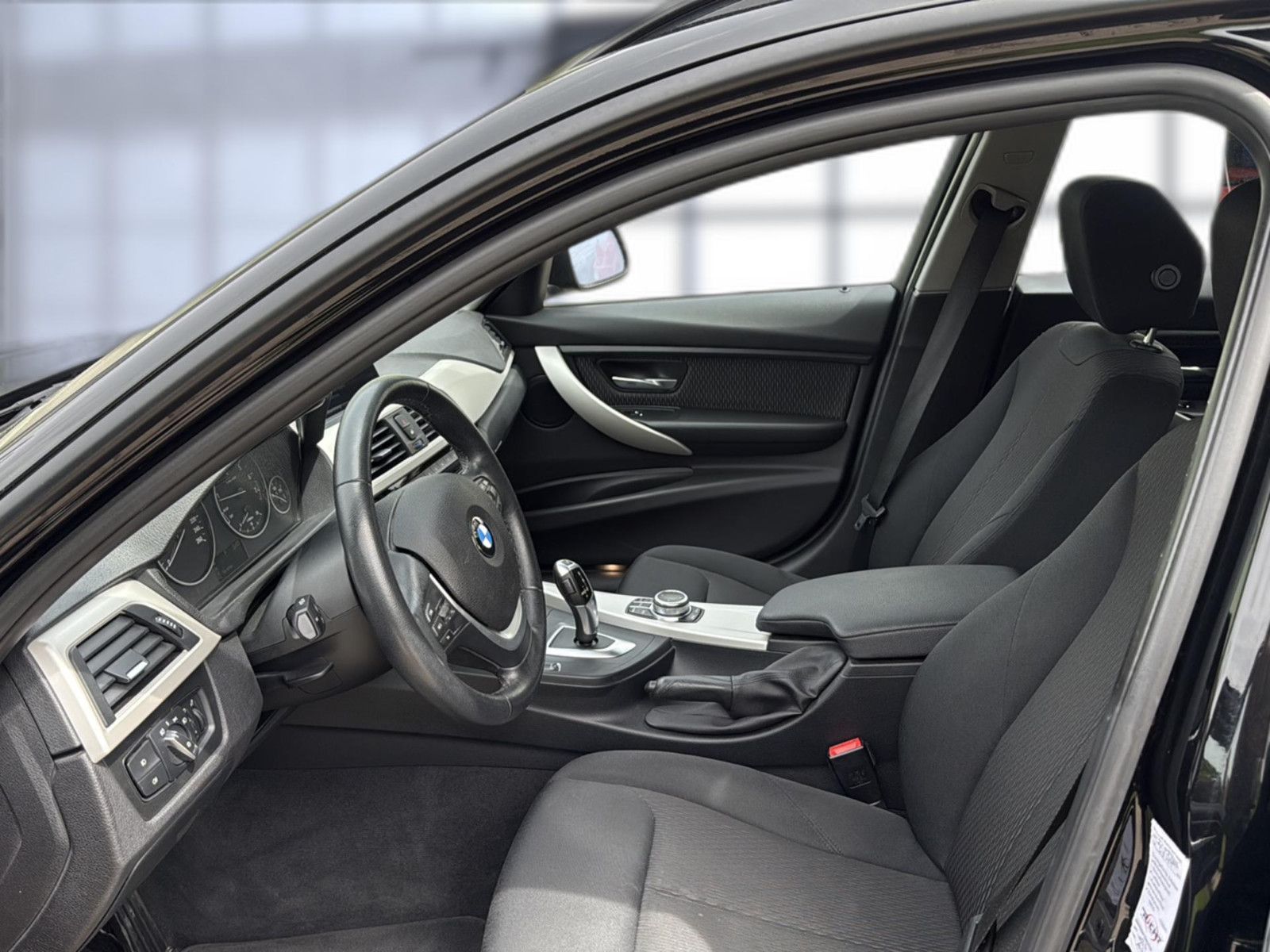 Fahrzeugabbildung BMW 320i Touring / Unfallfrei