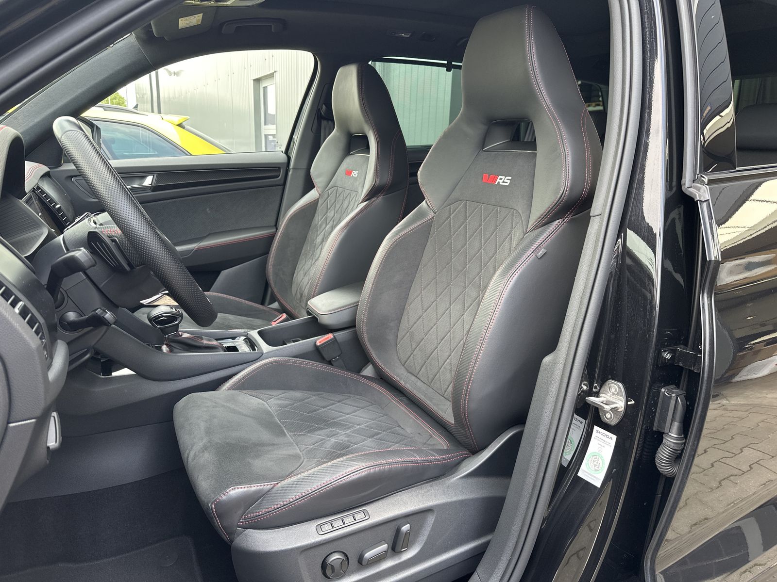Fahrzeugabbildung SKODA Kodiaq 4x4 RS NAV+MATRIX+AHK+ACC+KAM+PANO+20ZOLL