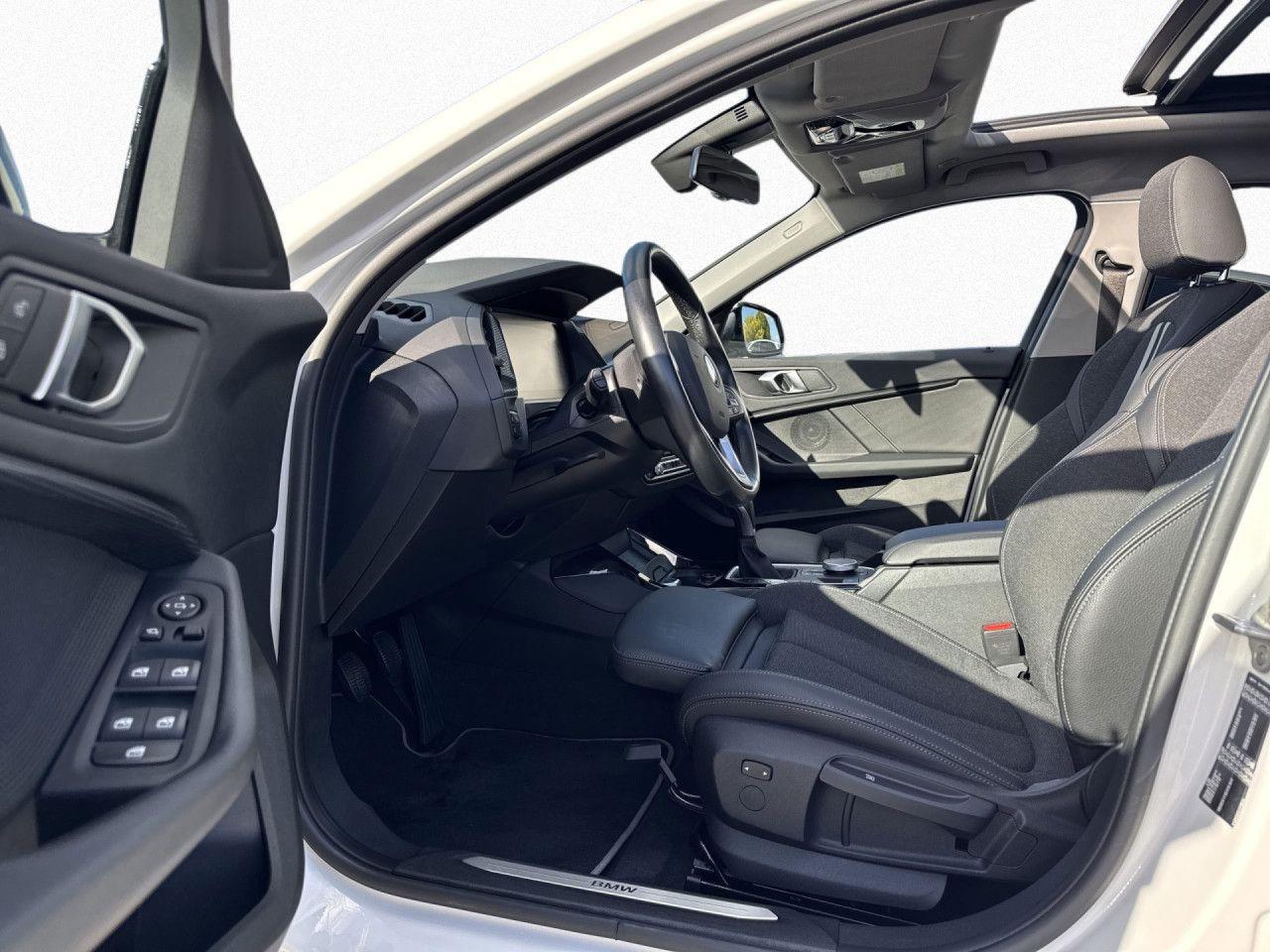 BMW 118i Sport Line adptLED Pano AHK Kamera GrTank