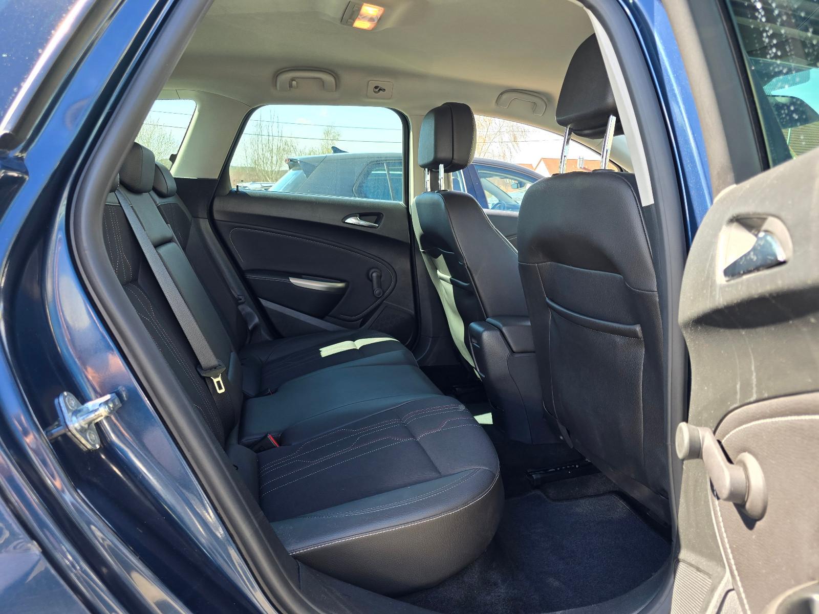 Opel Astra 2012 — photo 11