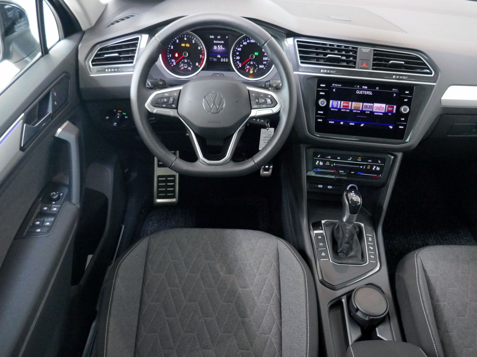 Fahrzeugabbildung Volkswagen Tiguan MOVE 1.5 TSI DSG | LED RFK ACC Navi