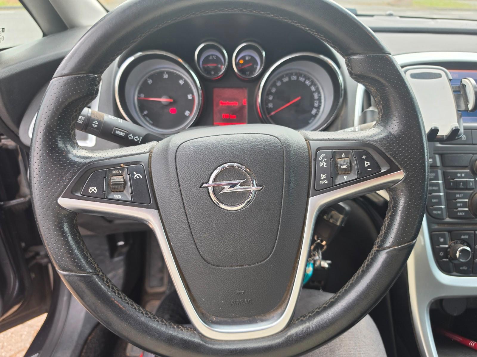 Opel Astra 2011 — photo 14