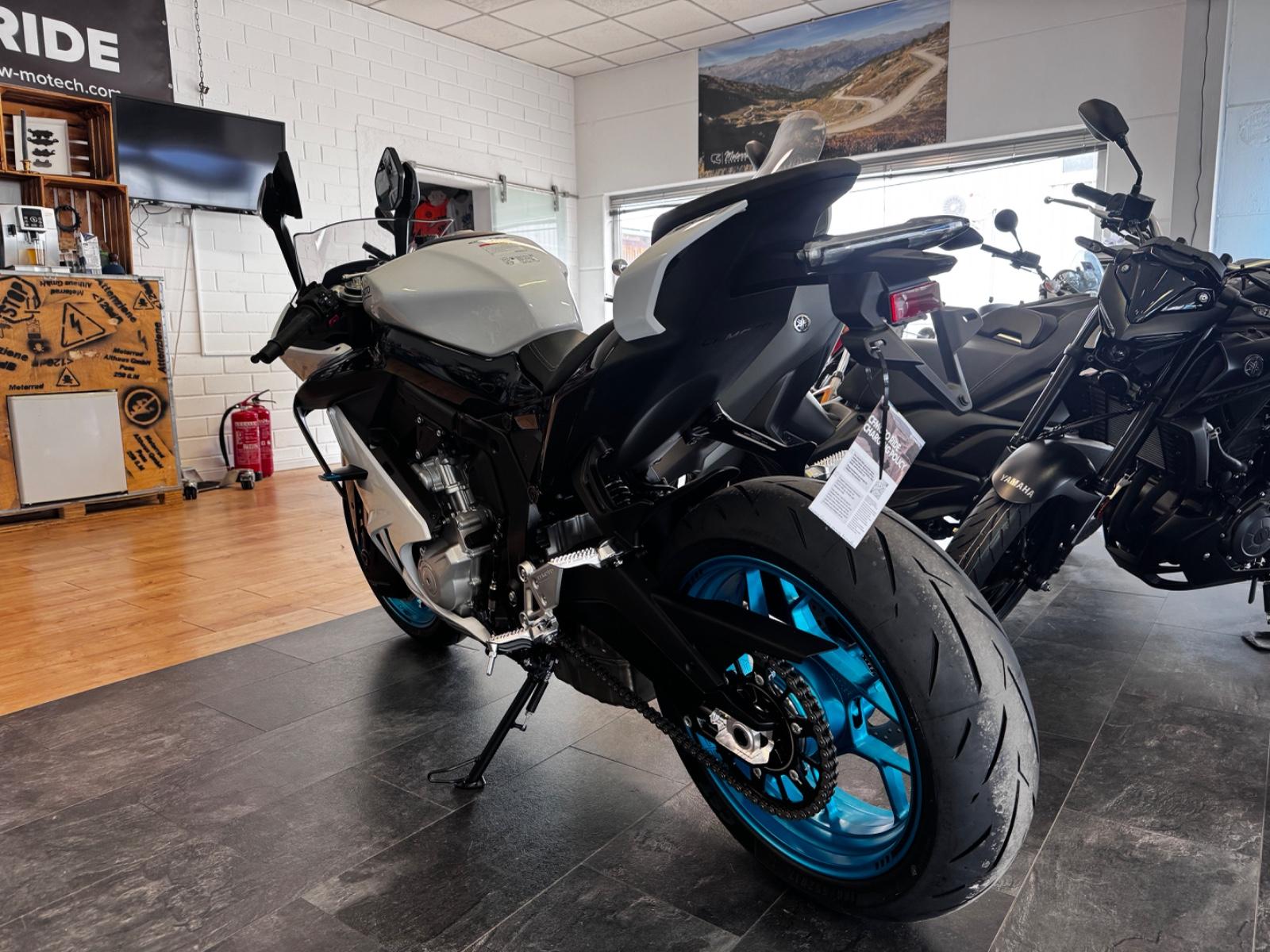 CFMOTO 675 SR-R, Nebula White, Quick-Shifter, 4 Jahre