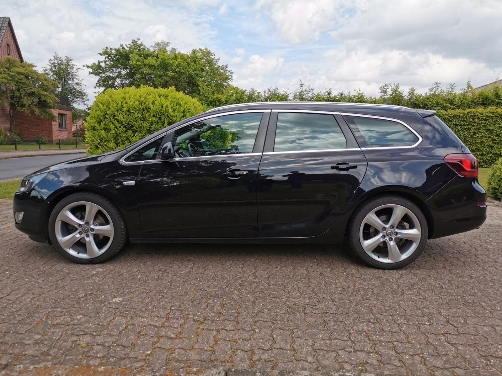 Opel Astra 2011 — interior