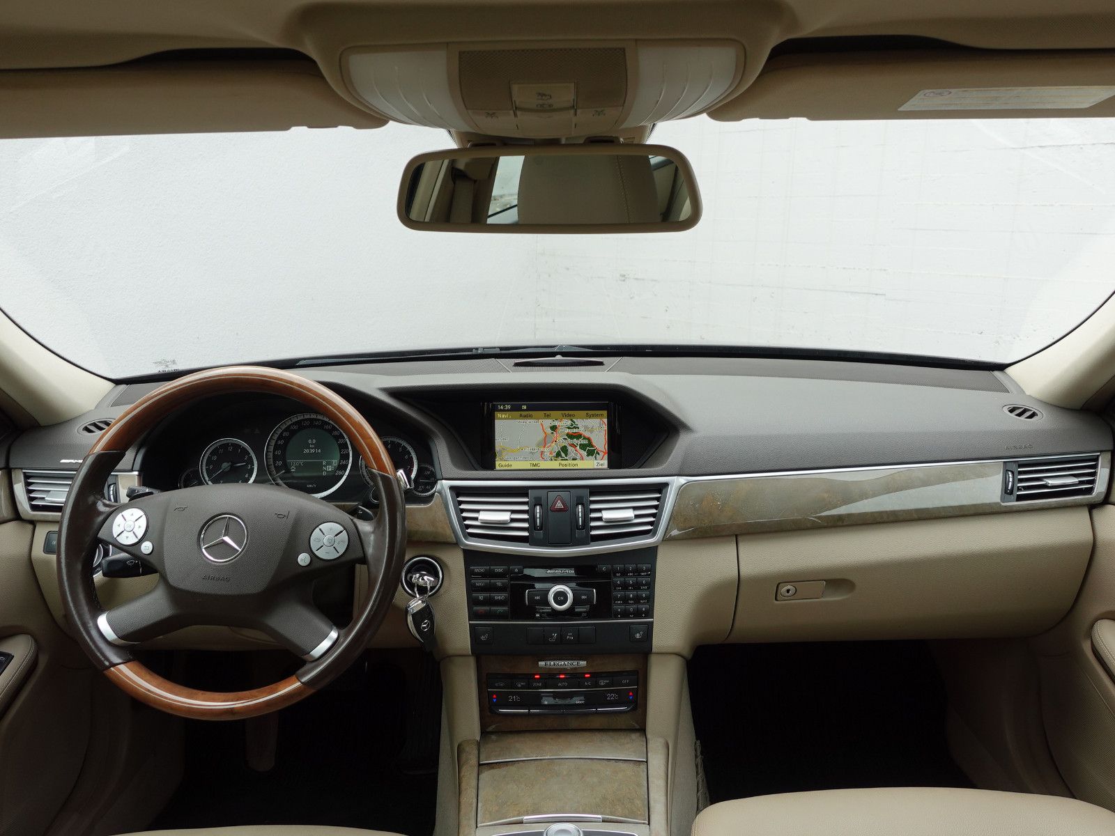 Fahrzeugabbildung Mercedes-Benz E 350 CGI Elegance,Navi,Sitzhzg,Händlerfahrzeug