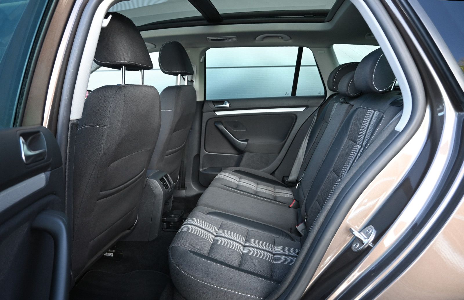 Fahrzeugabbildung Volkswagen Golf 1.6 TDI Variant MATCH °AHK°PANO°STANDHEIZ.°