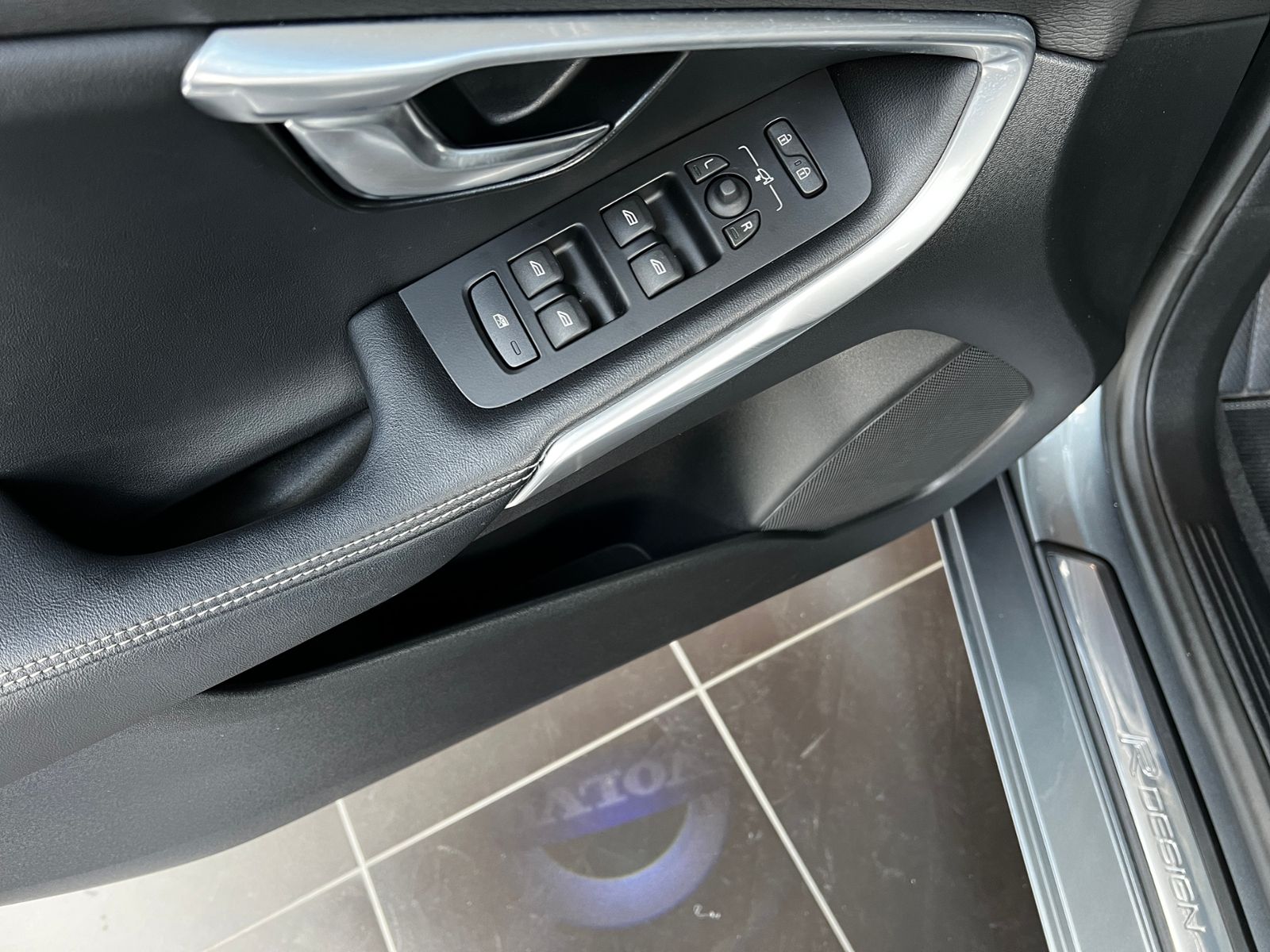 Fahrzeugabbildung Volvo V40 T3 R-Design RFK LED NAVI