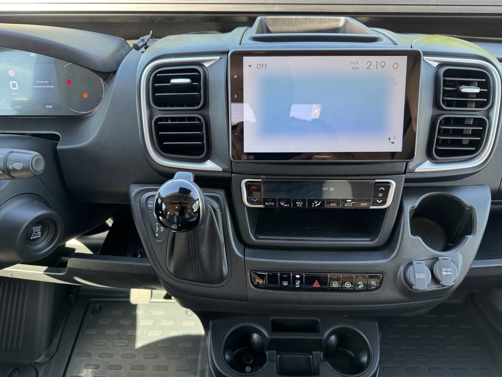 Fahrzeugabbildung Eura Mobil Van V 635 EB 180 PS, Automatik, Panoramadach