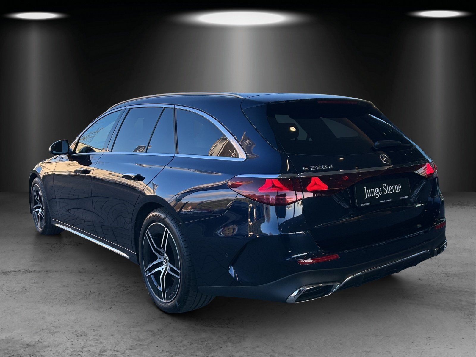 Fahrzeugabbildung Mercedes-Benz E220d T AMG Adva+ DISTRO Pano AHK Sitzklim KeyGo