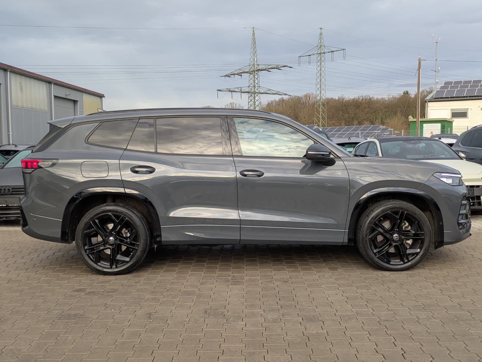 Fahrzeugabbildung Volkswagen Tayron 2.0 TDI 4M R-Line BLACK*7S*IQ*LEDER*PANO