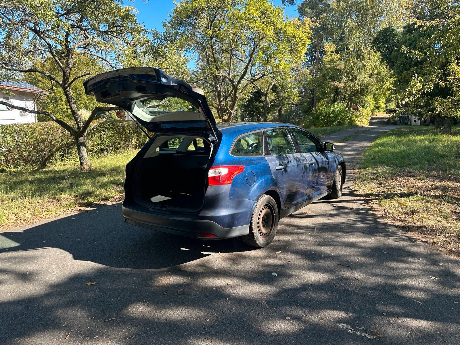 Ford Focus 2011 — rear view