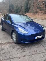 Tesla Model Y mit Anhängerkupplung - blaue Tesla Model Y