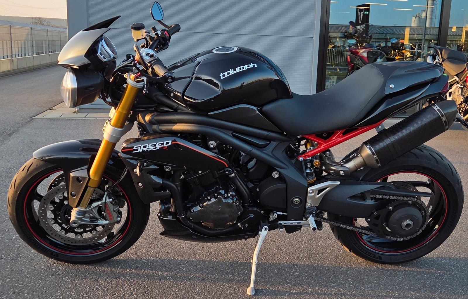 Triumph Speed Triple 1050 R Akra..
