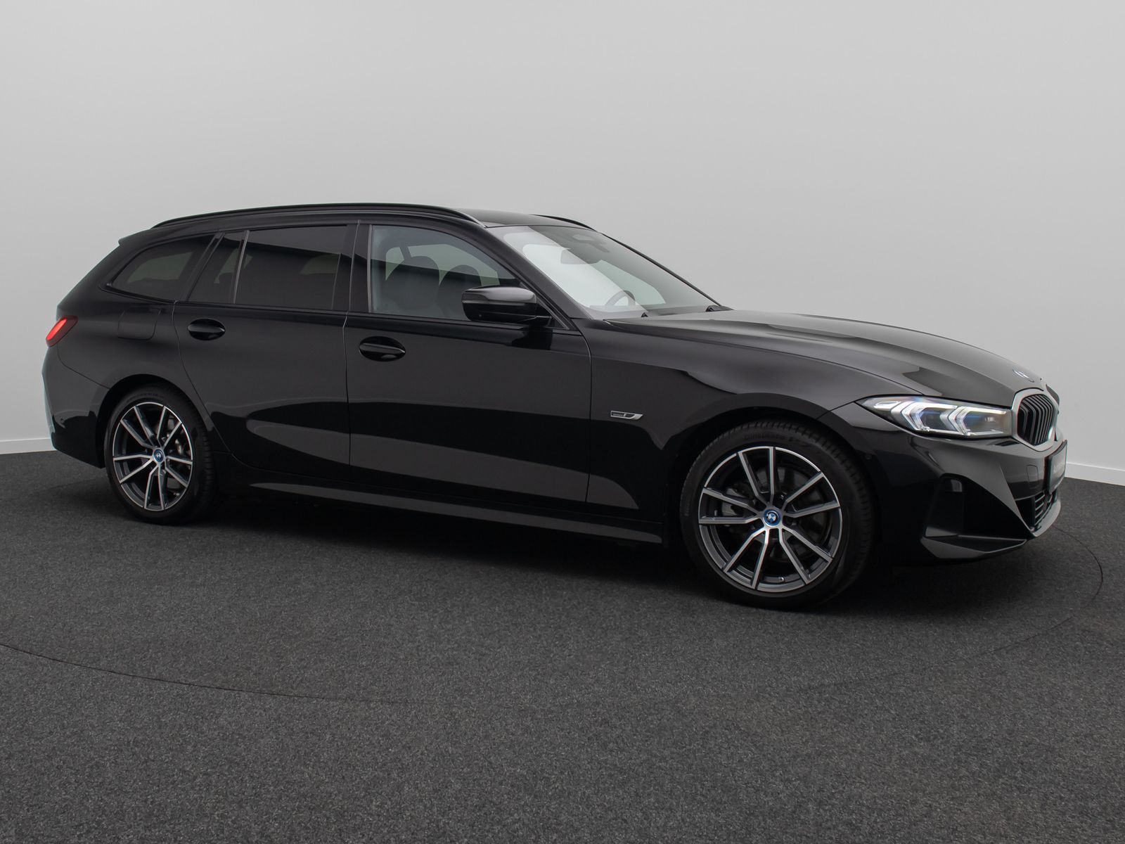 Fahrzeugabbildung BMW 330e 360&deg;HUD DAB HiFi Lnkrhzg ACC Komfort Sport