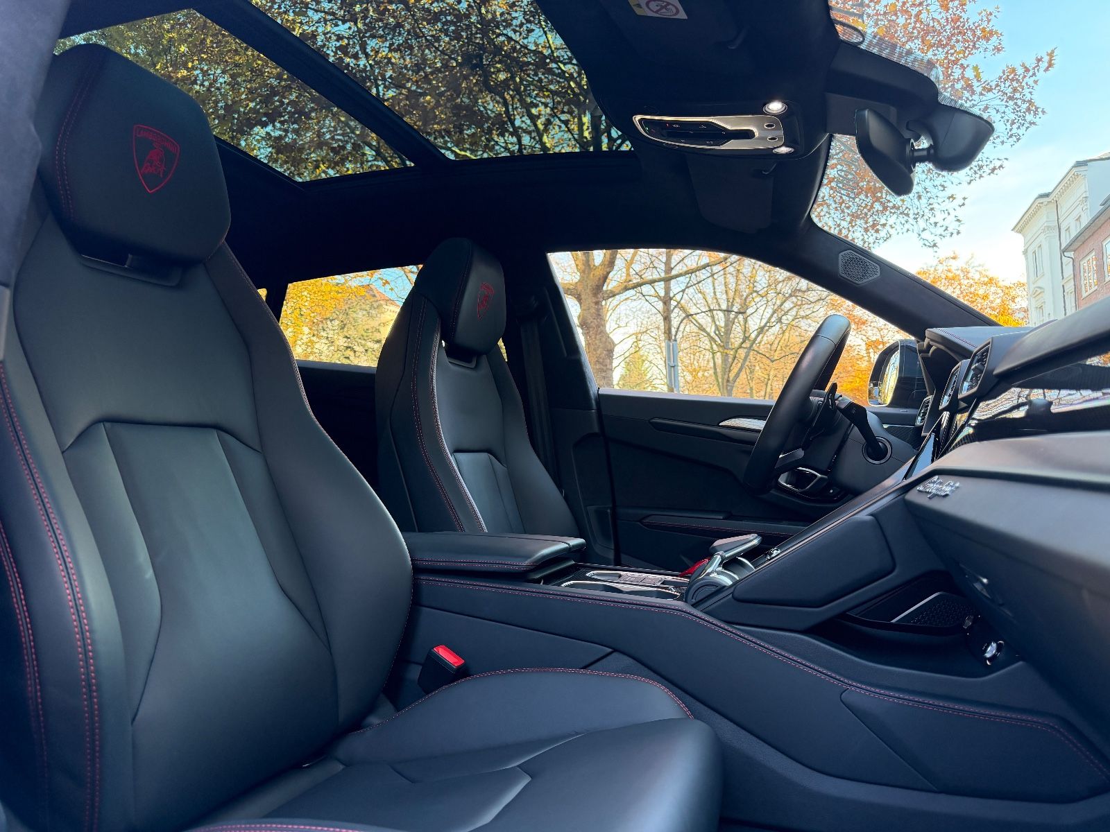 Fahrzeugabbildung Lamborghini Urus 4.0 AKRAPOVIČ*CARBON*PANO*HEADUP*B&O*MEMO*