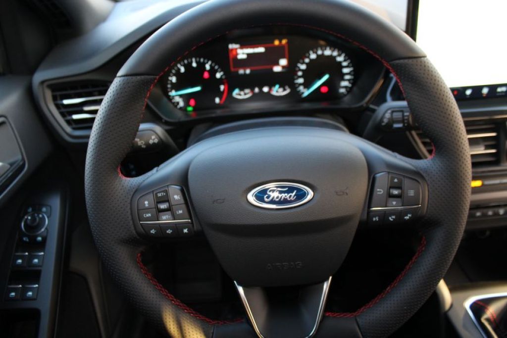 Fahrzeugabbildung Ford Focus Turnier ST-LINE